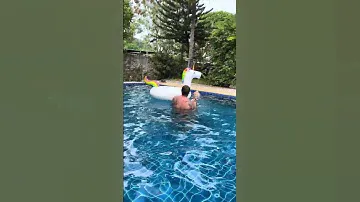 Плаваем в бассейне с единорогом